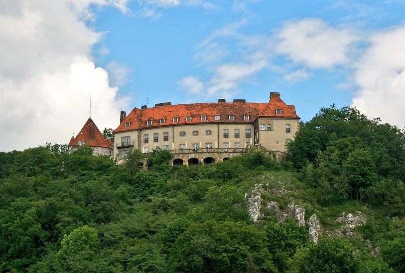 nickfshort's tweet photo. Having lunch on the terrace of Przegorzały Castle just outside Krakow. One claim to fame, other than my visit, is that it was the residence of Otto von Wächter, at one time governor of Krakau during the German occupation in #WW2. These boys knew how to look after themselves. https://t.co/DRmpJmg9st