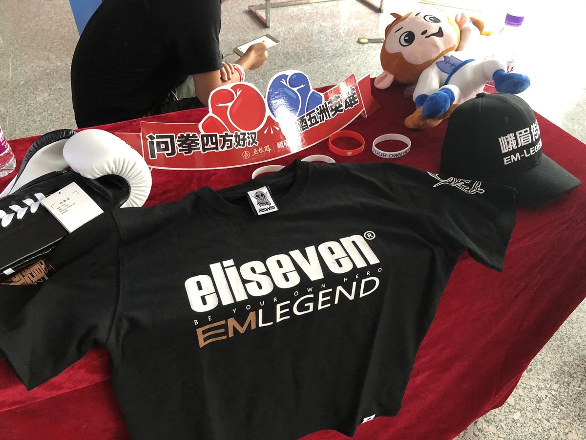 CFP__'s tweet photo. EM LEGENDまもなく開場。入場ゲート前は既に長蛇の列。
今回はオフィシャルグッズにも力が入っています。
#EMLEGEND #桝本翔也 #平塚洋二郎 https://t.co/35WtJTG3hQ