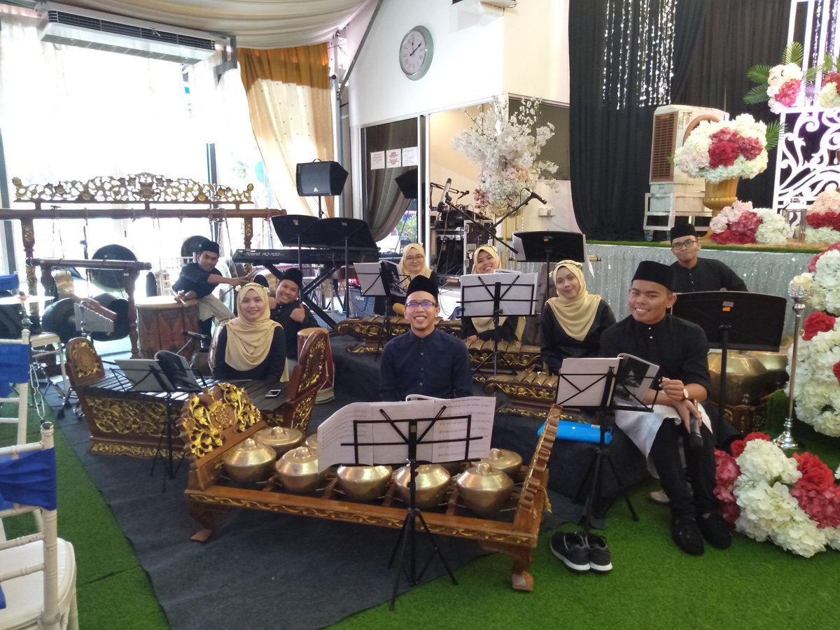 IIUMGemaGangsa's tweet photo. With @IIUMAcousBand and @iiumpercussion for Farhan❤️Fazirah today!💐 https://t.co/aUpoFZyGkN