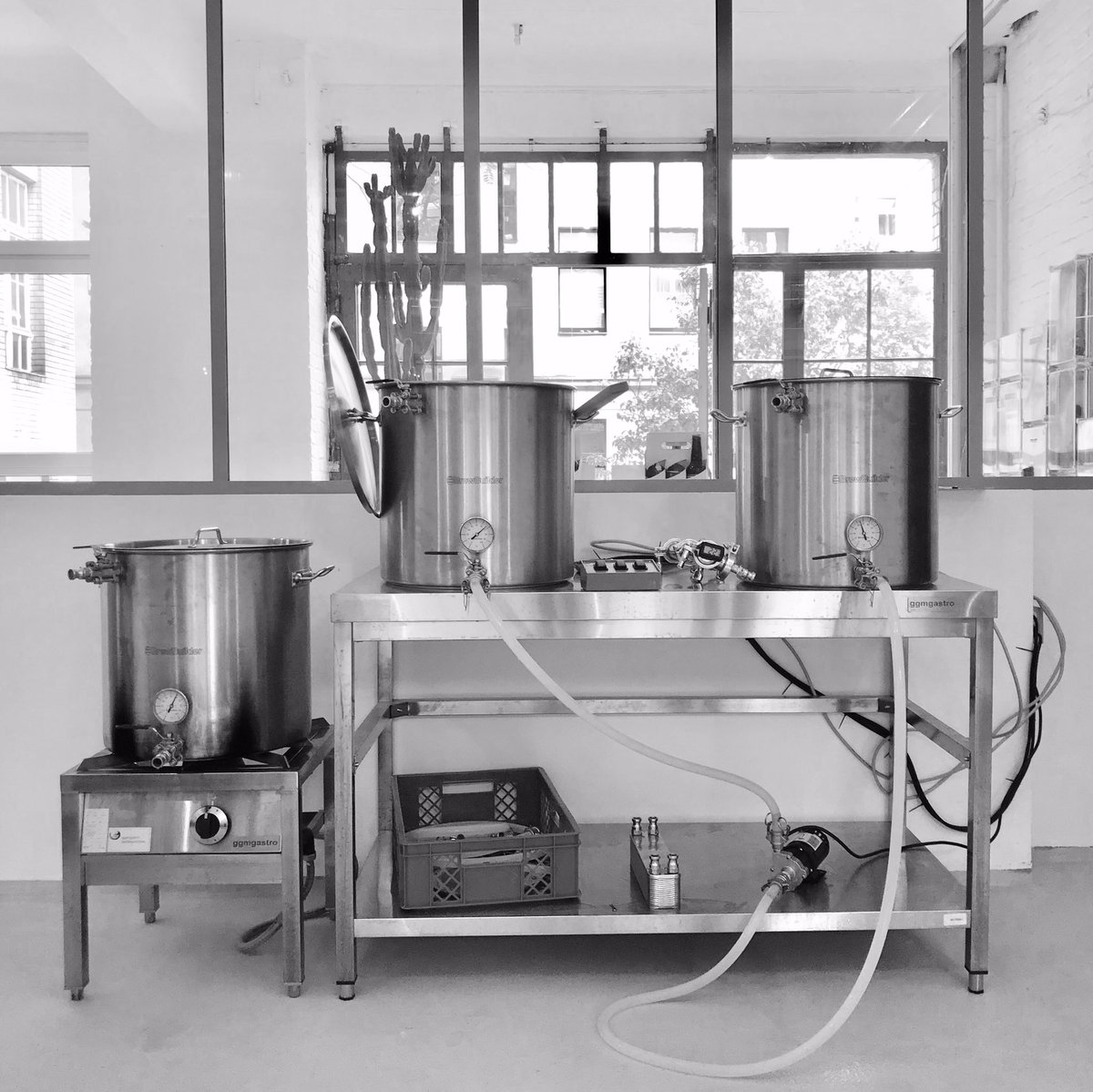 KumpelBier's tweet photo. Heute: Brauen bei @MashPitBrewery  #homebrewing #makingbeer #beer #brewing #smallbatch #gummistiefel  #hybridlager #yeast https://t.co/KB5YUSKJ1J