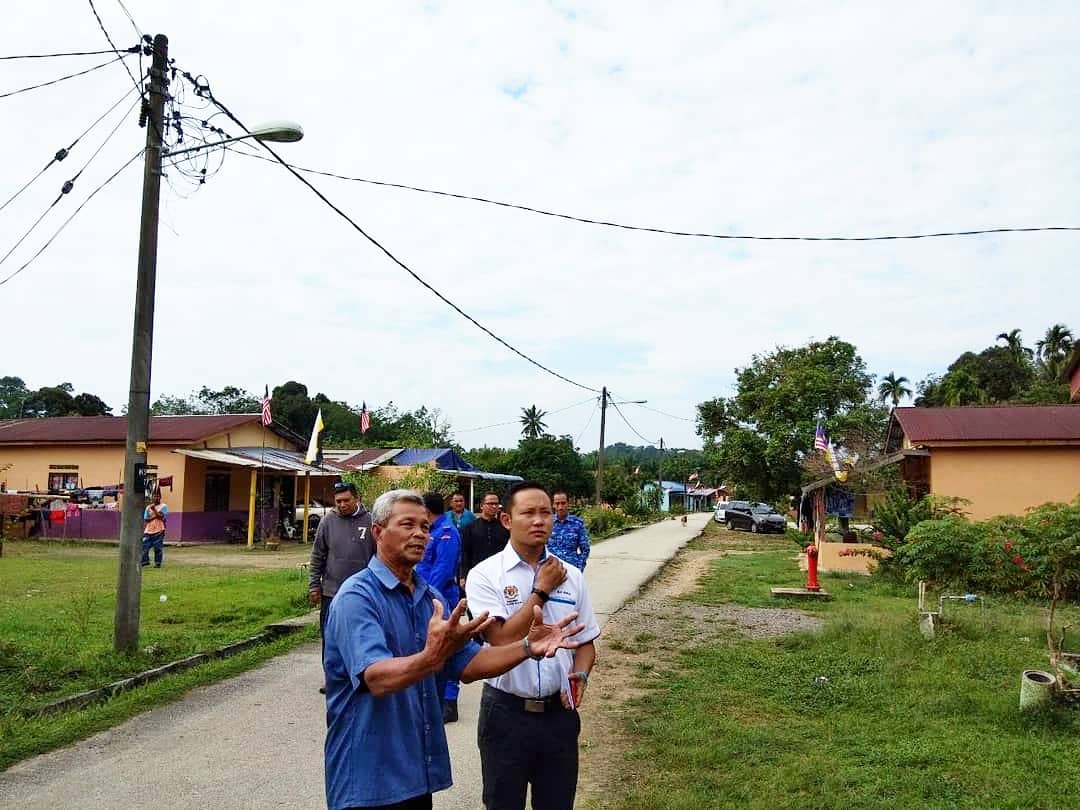 AlifAsyrafMY's tweet photo. Mewakili MP Tanjong Malim menziarahi keluarga yang terlibat dalam bencana ribut tempoh hari lalu di Kampung Orang Asli Sungai Lembing & Sungai Chenein. Semoga terus tabah. Insyaallah Bantuan akan disalurkan secepat mungkin
#tanjongmalim #p077 https://t.co/Y5Aevo0pMN