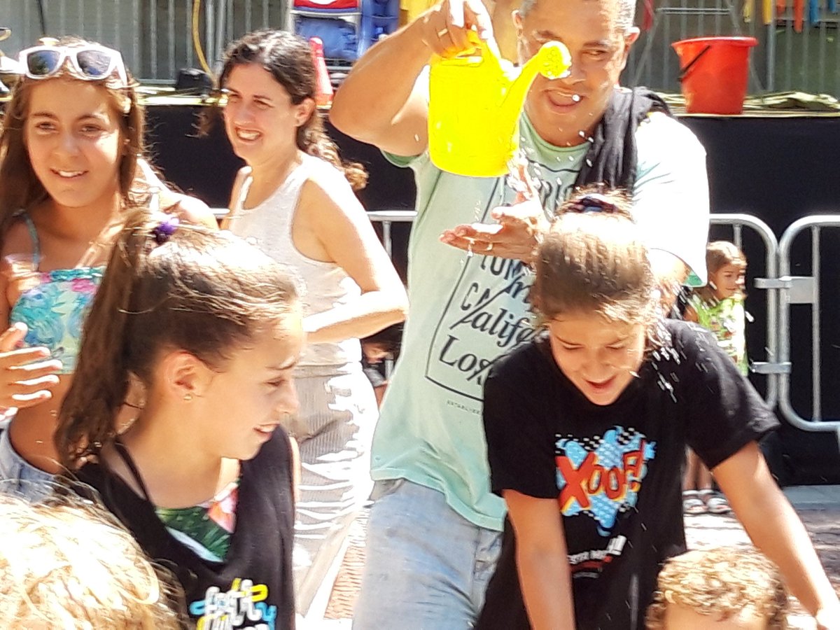 XarxaCBisbal's tweet photo. Calor??? A la plaça ens estem refrescant amb les #històriesdaigua de la @trescaiverdesca #xoof #flaix #elmatídelaxarxa #FMCastellbisbal2019 #Castellbisbal https://t.co/DMfFieYGq1