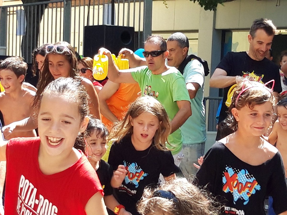 XarxaCBisbal's tweet photo. Calor??? A la plaça ens estem refrescant amb les #històriesdaigua de la @trescaiverdesca #xoof #flaix #elmatídelaxarxa #FMCastellbisbal2019 #Castellbisbal https://t.co/DMfFieYGq1