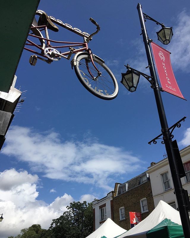 AugusteHandmade's tweet photo. Market day and blue sky @hoxtonstmarket https://t.co/hsLJHocvCb https://t.co/CSdD4JCR6Q
