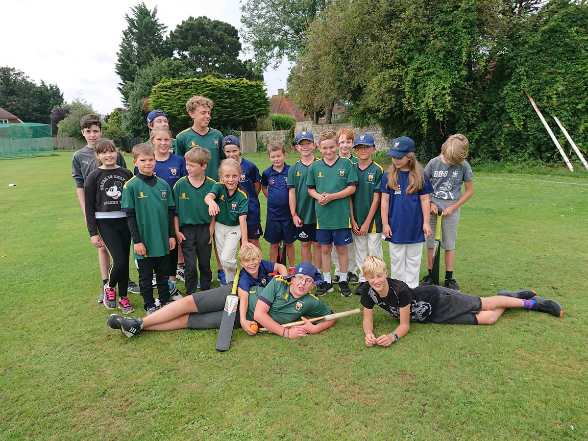 Fun and games with u10 - u13 today. Eastergate Eagles v Eastergate Alli-gate-ors
Great team spirit and lots of laughs!
#kidscricket #endofseason