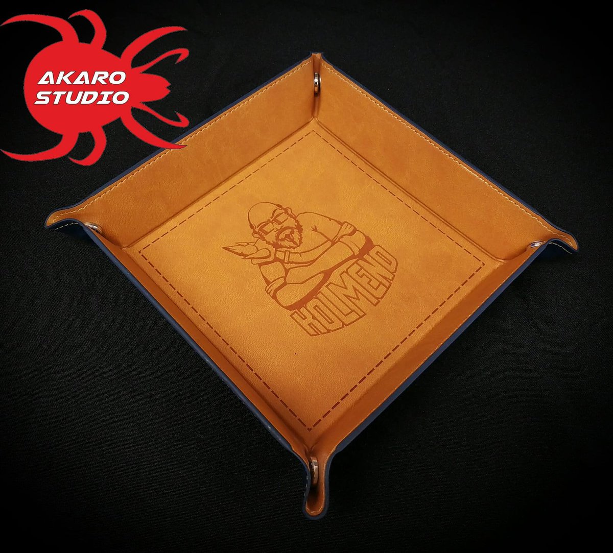 AkaroDice's tweet photo. Para nuestro chikitin más bonito: Kolmeno, una bandeja tiradados personalizada de lo más rechulona.
#bandeja #tiradados #DiceTrack #CustomTrack #AkaroStudio https://t.co/Ru0lKP2f2U