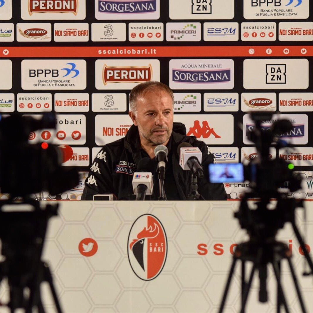 sscalciobari's tweet photo. 🗣🎙📹 Mister #Cornacchini c #AvellinoBari ⚪️🔴🐔
’ Questa squadra ha qualità, i ragazzi sono disponibili al lavoro. Il piacere di vincere deve diventare un qualcosa di naturale, vogliamo imporre il nostro gioco sempre, siamo sulla strada giusta’
.
@sscalciobari #SerieC #LegaPro https://t.co/UljygWRCGo