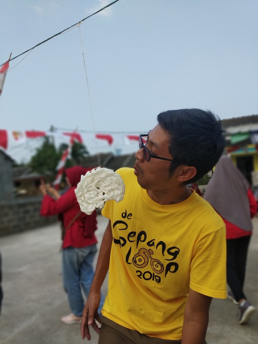 FLOnaad's tweet photo. @aewin86 #HUTRI74 lomba di #bukitheliconia #RT02 kali ini bapak bapak lomba makan kerupuk https://t.co/bxeMGnNEkt