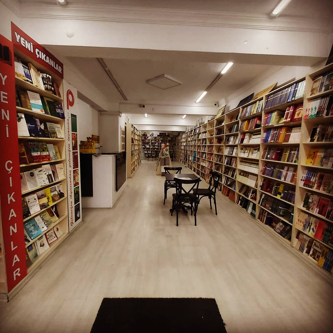 pinarkitabevi's tweet photo. Yağmurdan kaçıp kitaplara sığınabilirsiniz :) #kitap #kitabevi #sultanahmet #cağaloğlu #muhabbet https://t.co/9n8lFBGVyn