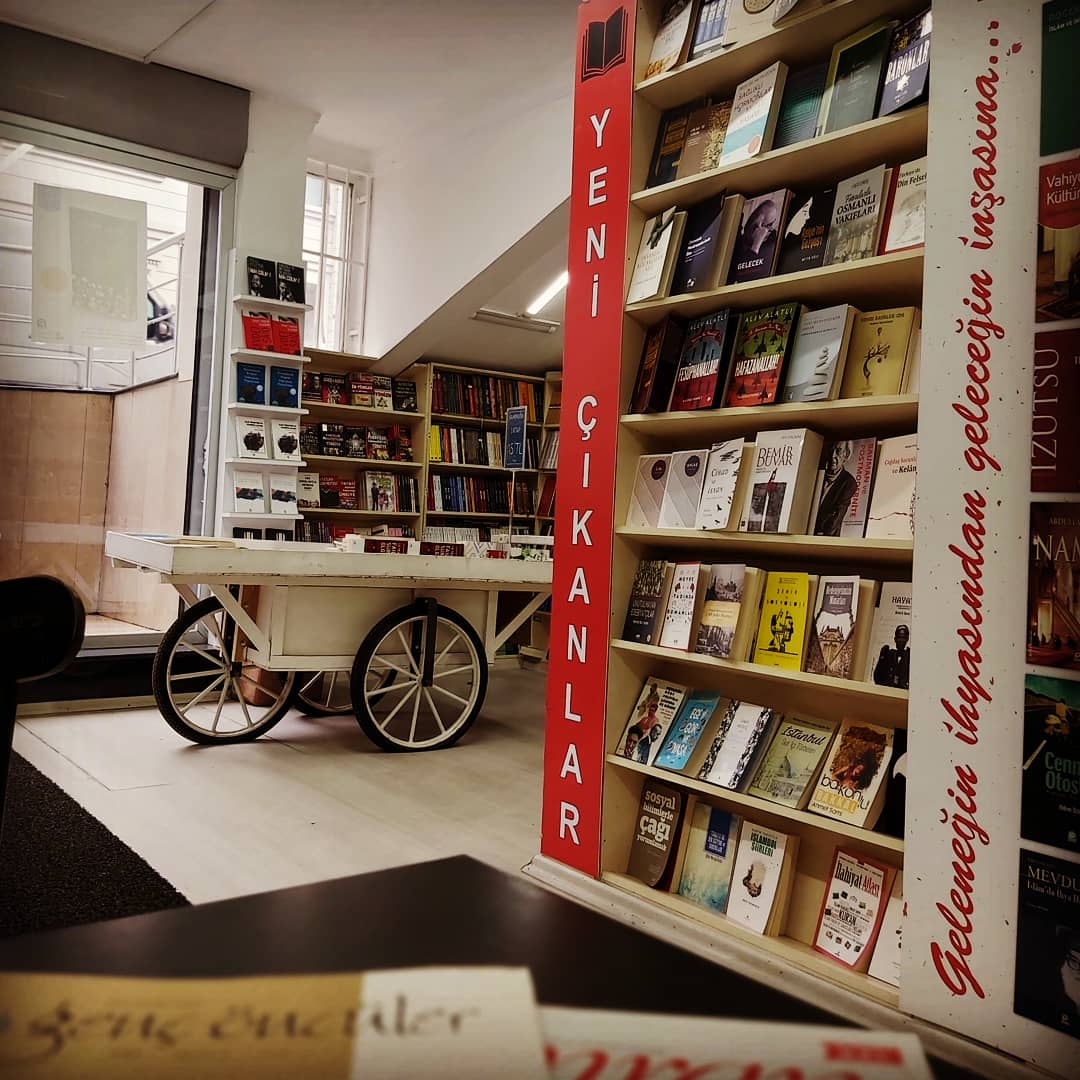 Yağmurdan kaçıp kitaplara sığınabilirsiniz :) #kitap #kitabevi #sultanahmet #cağaloğlu #muhabbet