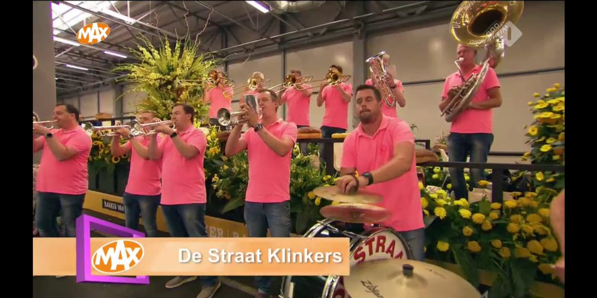 Uitzending gemist? Vanmiddag om 14:20 op <a href="/NPO1/">NPO 1</a> bij <a href="/OmroepMAX/">Omroep MAX</a> is de herhaling van de <a href="/FlowerparadeRB/">Flower Parade Rijnsburg</a>. #demoeitewaard #straatklinkers #omroepmax #npo1 #flowerparade