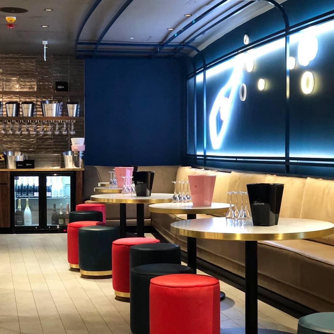 BenchmarkBDL's tweet photo. Wow What a project! 😍 The @ChampagneLanson bar at @TheO2 is ready and waiting for @ArianaGrande fans tonight! We project managed the build and our superstar Lorraine made sure it all ran smoothly. Gotta run... Champagne is calling ☎️🥂 #interiordesign https://t.co/fBwp43f6Gd