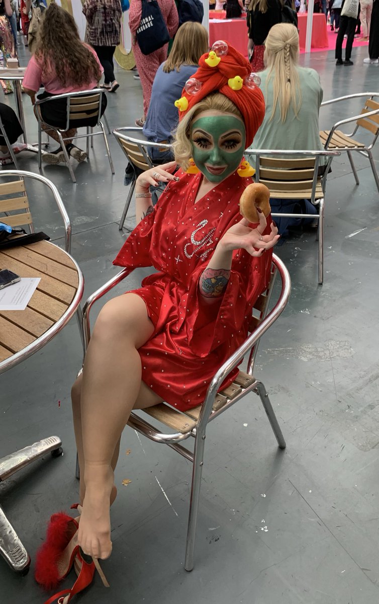 Guys this <a href="/OddlyYvie/">Yvie Oddly (blue checkmark)</a> look is everything!!! <a href="/DragWorldUK/">DragWorld</a> 💖💖💖