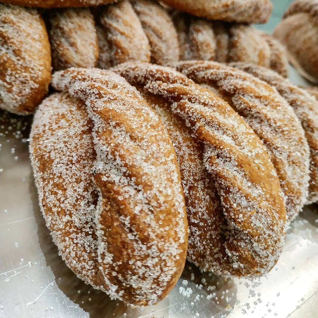 Només de veure’ls ja se’ns fa la boca aigua 😋 
Ja has provat els #pastissets (també anomenats casquetes i panadons, els dolços estrella de la gastronomia ebrenca 🤔?

© @lamanjoia
<a href="/SomGastronomia/">Som Gastronomia</a>