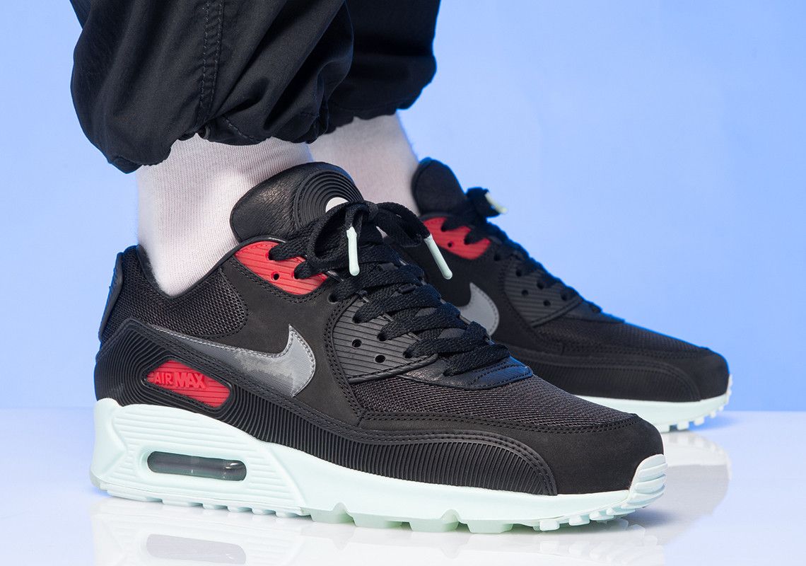 SneakerNews's tweet photo. The vinyl inspired Nike Air Max 90s are releasing on August 24th

https://t.co/WplImKpIvb https://t.co/OM2qwnMPN8