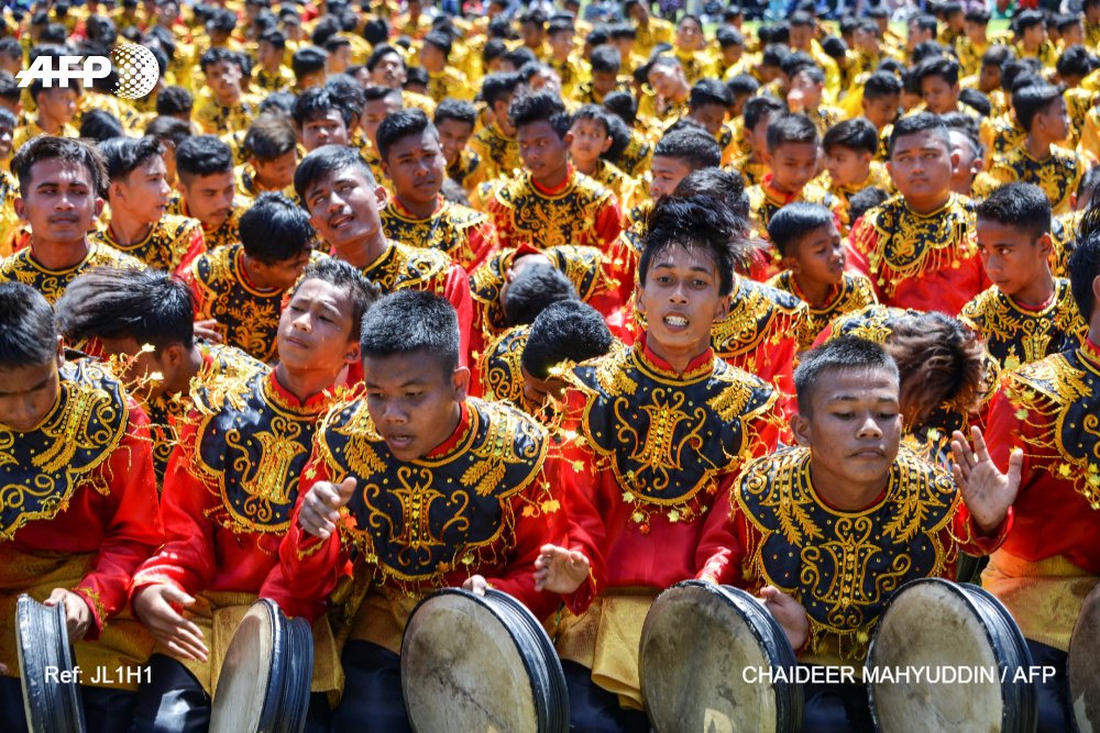 AFP's tweet photo. 🇮🇩 More than 2,000 boys dressed in colorful traditional costumes took part in a mass dance in Aceh to celebrate Indonesia's independence day https://t.co/DO5GtlU5zP
📷 @mirroreye https://t.co/0wdYHG8l5X