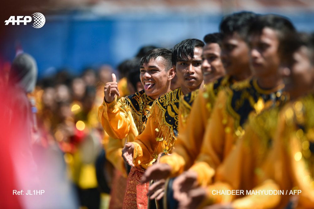 AFP's tweet photo. 🇮🇩 More than 2,000 boys dressed in colorful traditional costumes took part in a mass dance in Aceh to celebrate Indonesia's independence day https://t.co/DO5GtlU5zP
📷 @mirroreye https://t.co/0wdYHG8l5X