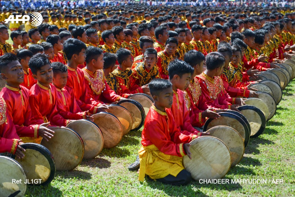 AFP's tweet photo. 🇮🇩 More than 2,000 boys dressed in colorful traditional costumes took part in a mass dance in Aceh to celebrate Indonesia's independence day https://t.co/DO5GtlU5zP
📷 @mirroreye https://t.co/0wdYHG8l5X