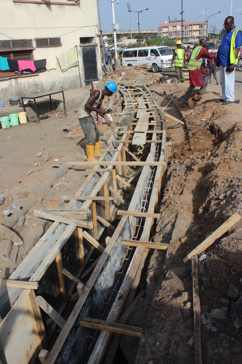 AjideTj's tweet photo. Initially, Shitta Roundabout was traffic prone due to road potholes. The drainage had collapsed, with waste water spilling onto the road. The situation became harrowing for motorists, residents&amp;traders around the area. We moved in and did what was necessary. #surulereisworking https://t.co/JZIb7k8wwC