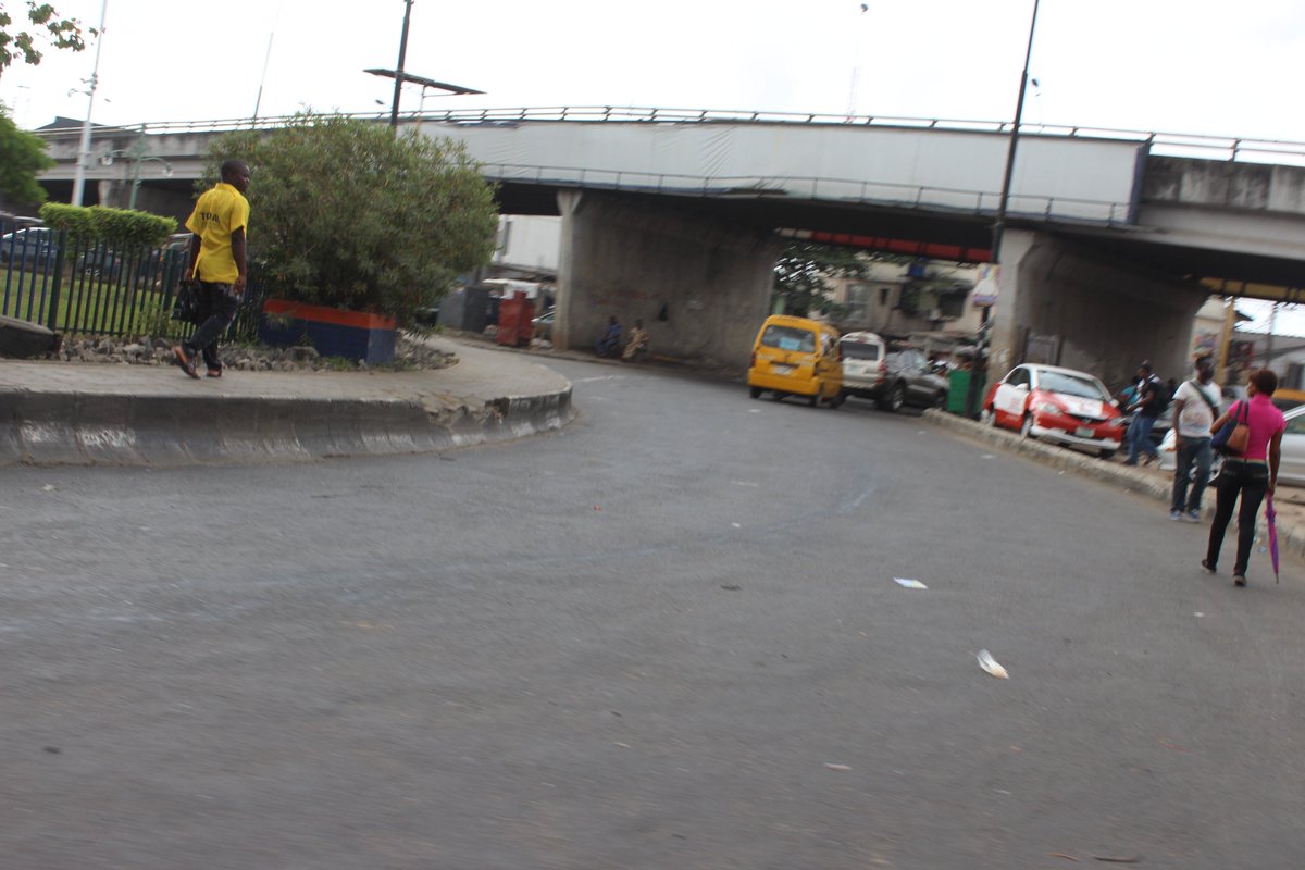 AjideTj's tweet photo. Initially, Shitta Roundabout was traffic prone due to road potholes. The drainage had collapsed, with waste water spilling onto the road. The situation became harrowing for motorists, residents&amp;traders around the area. We moved in and did what was necessary. #surulereisworking https://t.co/JZIb7k8wwC