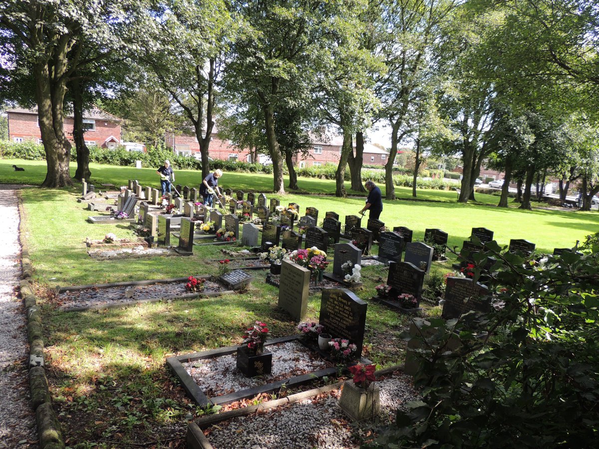 FriendsofFOPCC's tweet image. Our churchyard is looking good again after we have mowed the grass and strimmed everywhere.  The weather was nice after last week's torrential rain.  Well done team.