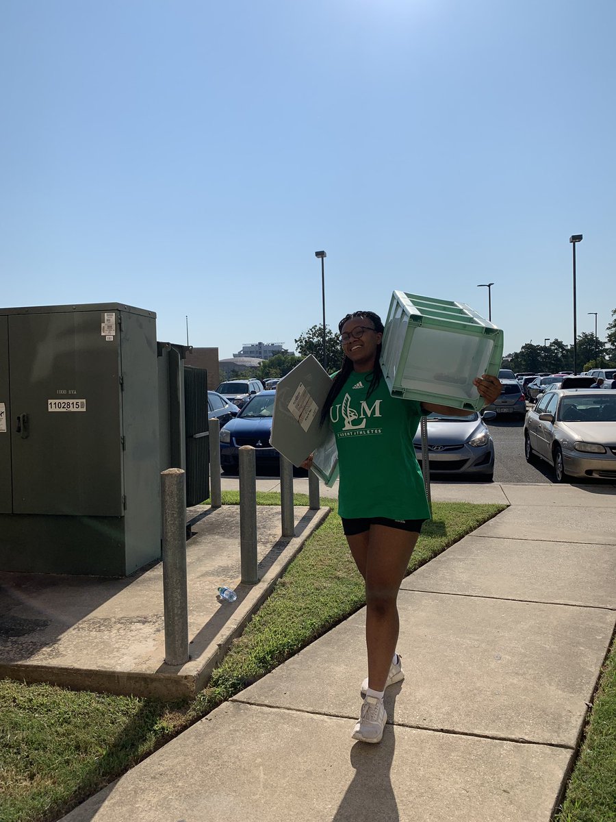 coinally1's tweet photo. Our ladies got to flex their muscles and their Warhawk Pride at #MoveInMania! Our student-athletes got the opportunity to help their Warhawk family move into their dorm rooms!! #TheBestIsOnTheBayou #WarhawkFamily https://t.co/OGQ2Cp1h3o