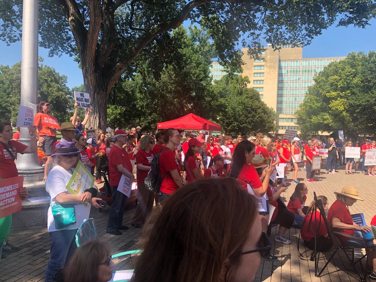 lesannemilton's tweet photo. I’m at the Recess Rally to say we demand #BackroundChecks and #RedFlagLaws to keep our community and state safe!  #ksleg ⁦@SenPatRoberts⁩ ⁦@JerryMoran⁩ ⁦@MomsDemand⁩ https://t.co/JtpOrHk3rY