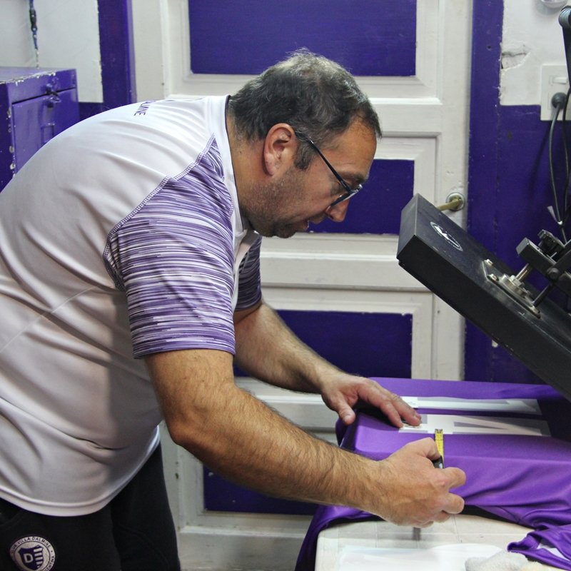 VillaDalmine's tweet photo. #JuegaDálmine | Trabajo en silencio de Pablo Molina, utilero de nuestro plantel profesional. Esta tarde salimos a la cancha con los colores más lindos del mundo. ¡Te esperamos en Mitre y Puccini!

#VamosViola 💪 https://t.co/0ZkCGUWSo2