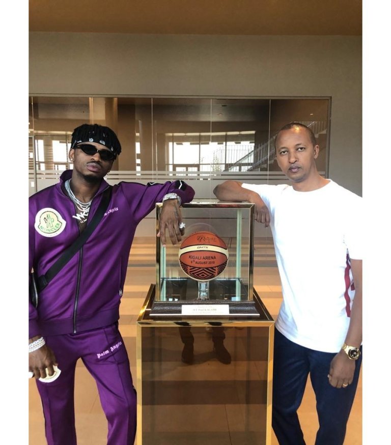 AkayezuJa's tweet photo. Tanzanian star, @diamondplatnumz  who is going to perform at Amahoro stadium Parking for the last show of Iwacu Muzika Festival first edition has early today visited Kigali Arena.

He was with [Boubou], the man behind East African Promoters 

#SIMBAinRWANDA 
@IwacuMuzika https://t.co/zeNxdTYhbF