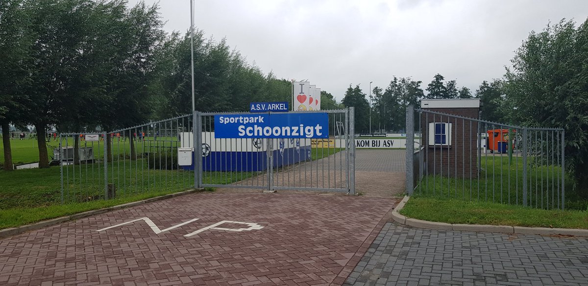 Joost_030's tweet photo. ASV Arkel - Groote Lindt 2-1 (1-1). Arkel is inmiddels door Frenkie de Jong een meer dan bekende club geworden. Wedstrijd werd op veld 2 gespeeld waar de trein mooi in beeld komt. #asvarkel #grootelindt #arkel #frenkiedejong #groundhopper #groundhopping #thechickenbaltichronicles https://t.co/ln4LM8f7ye