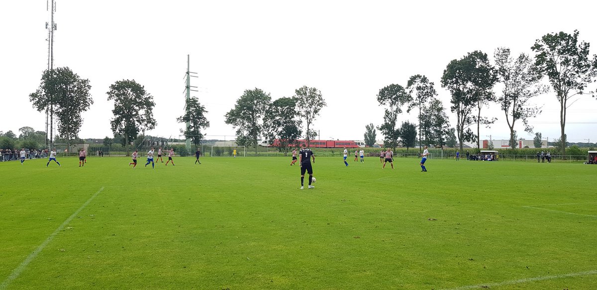 Joost_030's tweet photo. ASV Arkel - Groote Lindt 2-1 (1-1). Arkel is inmiddels door Frenkie de Jong een meer dan bekende club geworden. Wedstrijd werd op veld 2 gespeeld waar de trein mooi in beeld komt. #asvarkel #grootelindt #arkel #frenkiedejong #groundhopper #groundhopping #thechickenbaltichronicles https://t.co/ln4LM8f7ye