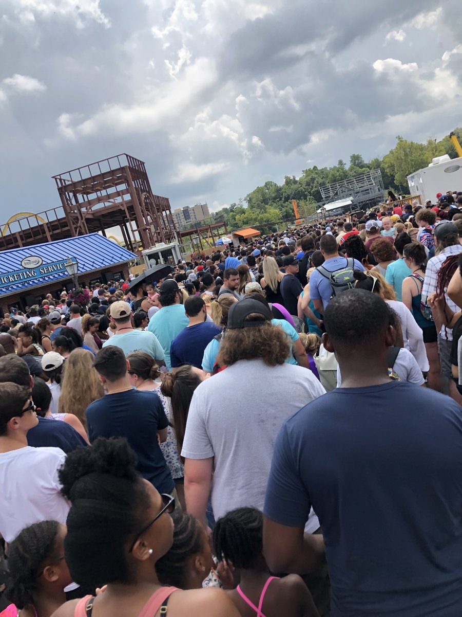 MaryJoseph's tweet photo. Hey @Hersheypark we understand this is a busy day, but the lack of organization and not a single employee to help is really a big fail. https://t.co/fQEXLjVZba