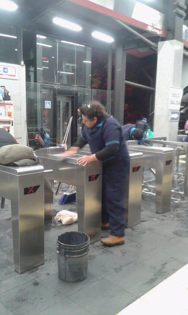 JrgElguezabal_'s tweet photo. LA IRONÍA EN SU MÁXIMA EXPRESIÓN.

#Feministas generando violencia y vandalismo, (PARA DETENER LA VIOLENCIA VS LA MUJER) mediante agresiones a personas inocentes y/o gente haciendo su trabajo (solo por ser hombres). 

#Mujeres recogiendo y limpiando el mugrero que dejaron https://t.co/MEjRtFWjR2