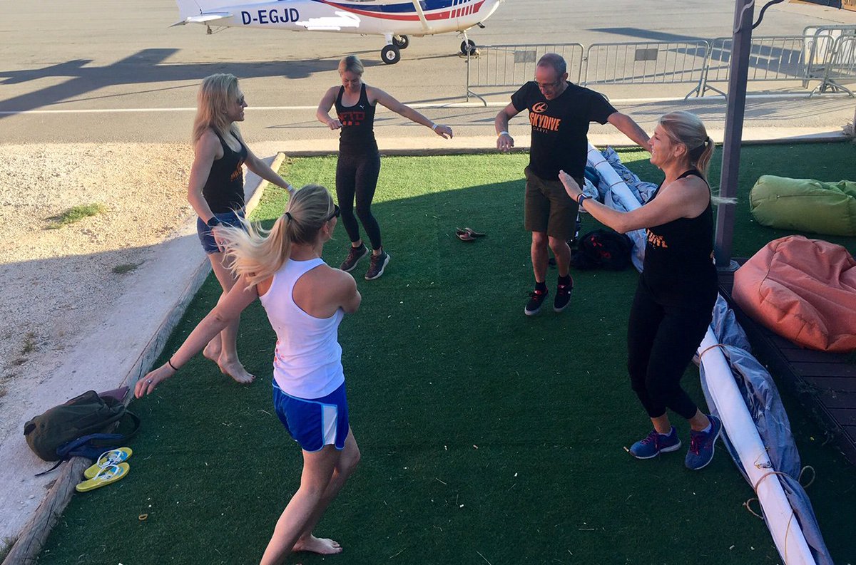 Morning warm-up led by aerobics extraordinaire @Meekered . #keeponmoving at @skydivealgarve @BritParaAssoc @skydivehib @tonysuits @LBaltimeters @KissHelmet @cookiehelmets #VigilAAD #poweredbysunpath @NZIcarus @BodyflightAero @NFTO @TwinwoodsUK @Prometheusmed @Prometheusmed