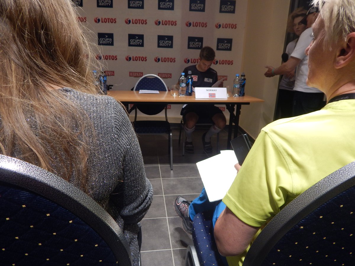FanatykN's tweet image. Johann Andre #Forfang jak "prawdziwy" Polak. Widać, że udzieliła się atmosfera i choć mamy lato, Forfi ubrał na długie biało-granatowe skarpety sandały. #skijumpingfamily #skoki #skokitvp #Zakopane #LGP