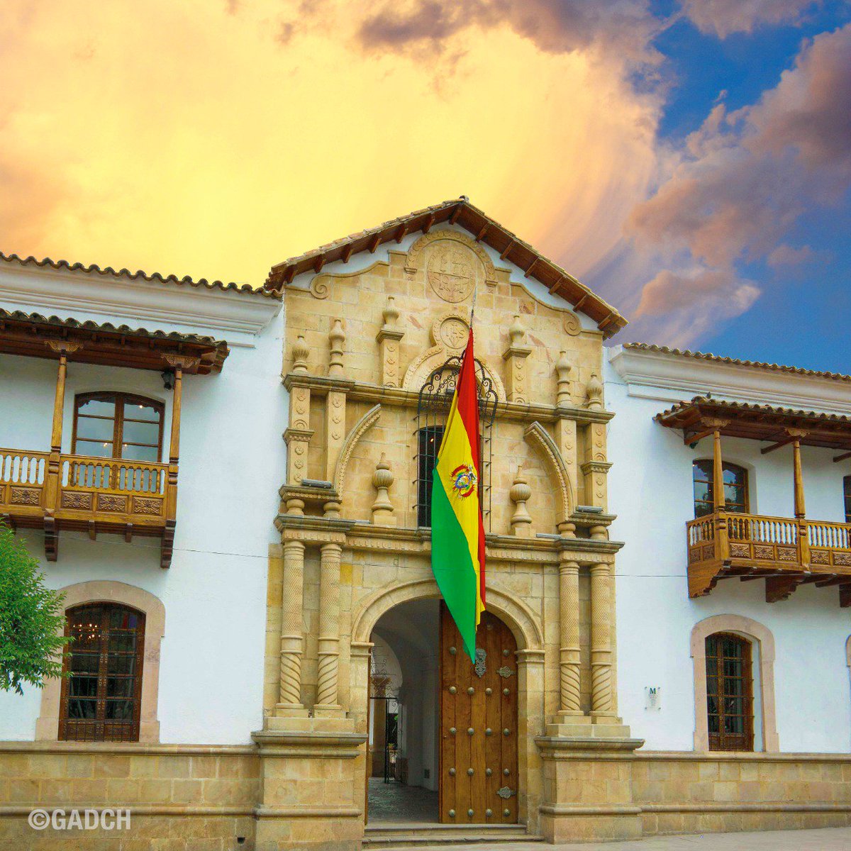 EstebanUrquizuC's tweet photo. Bolivia conmemora a la tricolor que engalana el firmamento, límpida flamea al viento, demostrando el orgullo de los bolivianos que con esfuerzo forjamos el futuro de nuestra amada patria. https://t.co/kyOVqLMVwU