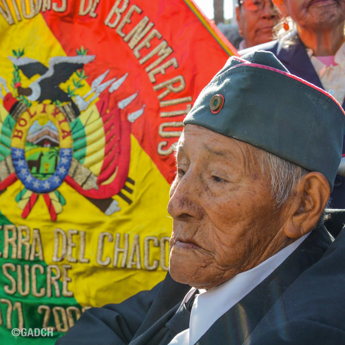 EstebanUrquizuC's tweet photo. Bolivia conmemora a la tricolor que engalana el firmamento, límpida flamea al viento, demostrando el orgullo de los bolivianos que con esfuerzo forjamos el futuro de nuestra amada patria. https://t.co/kyOVqLMVwU