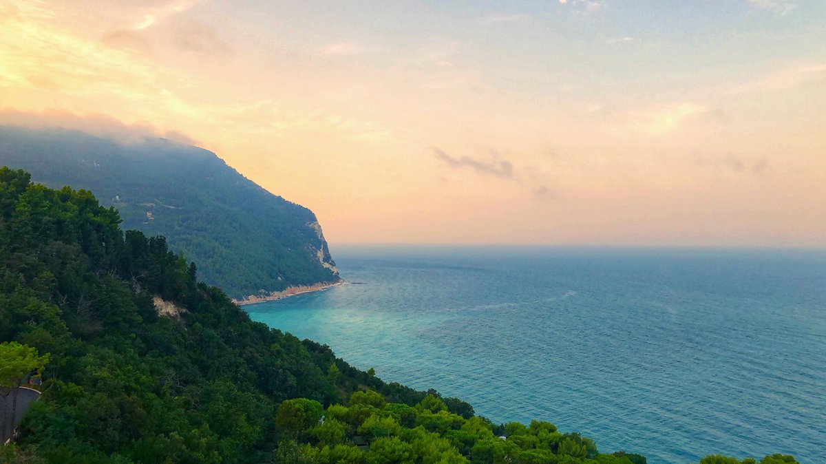 ALongoPhoto's tweet photo. Immagina ora che questa canzone
come una chiave apre il tuo cuore
allarga le ali, comincia a sognare
per una volta almeno non ti preoccupare

- Per una volta - @frankgabbani 🦋🌊

Sirolo, Italy 2019 

#mare #perunavolta #gabbafamily #sunset #NaturePhotography https://t.co/9UMt4DV8OK