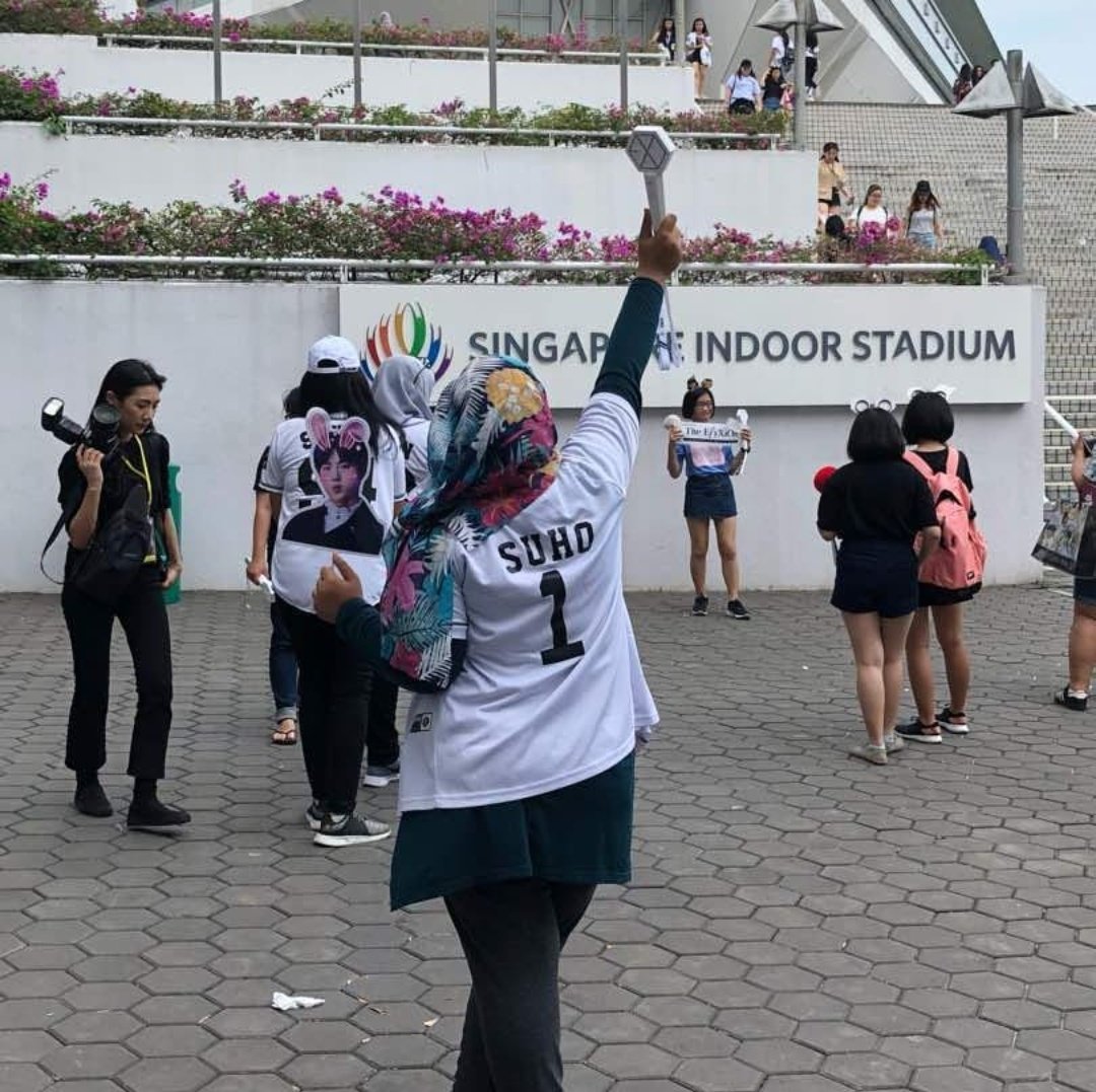 irregularglxy's tweet photo. OH MY GOD.
IT /IS/ A TRADITION FOR ME TO WEAR WHILE TO EXO CONCERTS!!!!!
#EXOLUTIONINMY
#EXORDIUMINMY
#ELYXIONINSG
#ELYXIONINMY
Now, I'm going to continue the tradition of wearing white/my suho jersey to #EXplOrationinManila 😁😁😁
What kind of hijab should I wear? 😁😁 https://t.co/eV4ZkTbEMQ