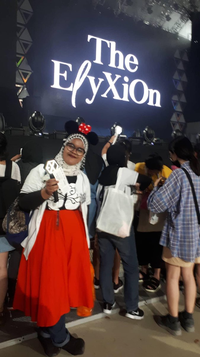irregularglxy's tweet photo. OH MY GOD.
IT /IS/ A TRADITION FOR ME TO WEAR WHILE TO EXO CONCERTS!!!!!
#EXOLUTIONINMY
#EXORDIUMINMY
#ELYXIONINSG
#ELYXIONINMY
Now, I'm going to continue the tradition of wearing white/my suho jersey to #EXplOrationinManila 😁😁😁
What kind of hijab should I wear? 😁😁 https://t.co/eV4ZkTbEMQ