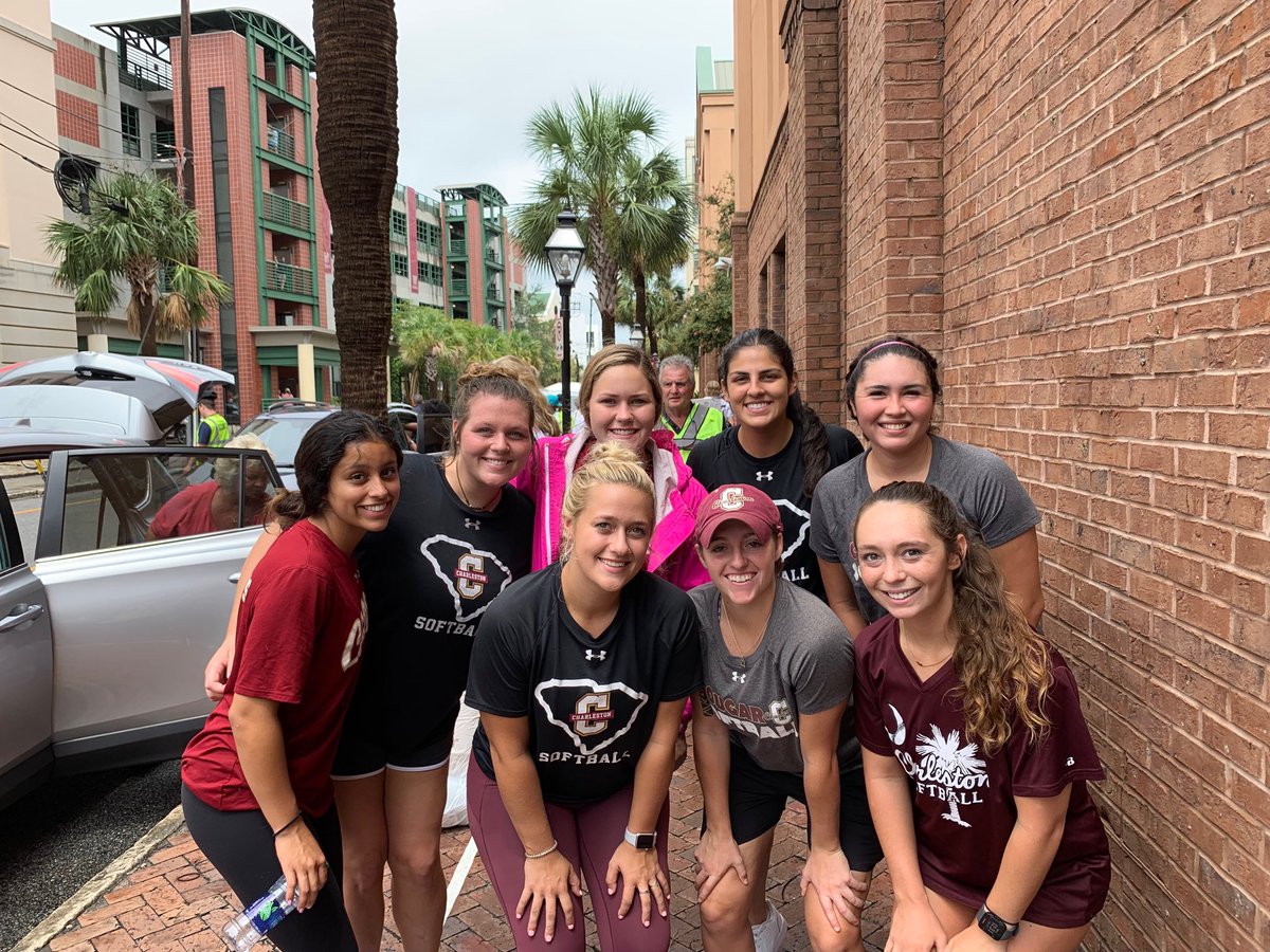 CofCSoftball's tweet image. Here’s the afternoon group helping CofC freshmen on Move In Day! #pawsup #prettypinkrainjacket #musclecrew @CofCSports @CofC