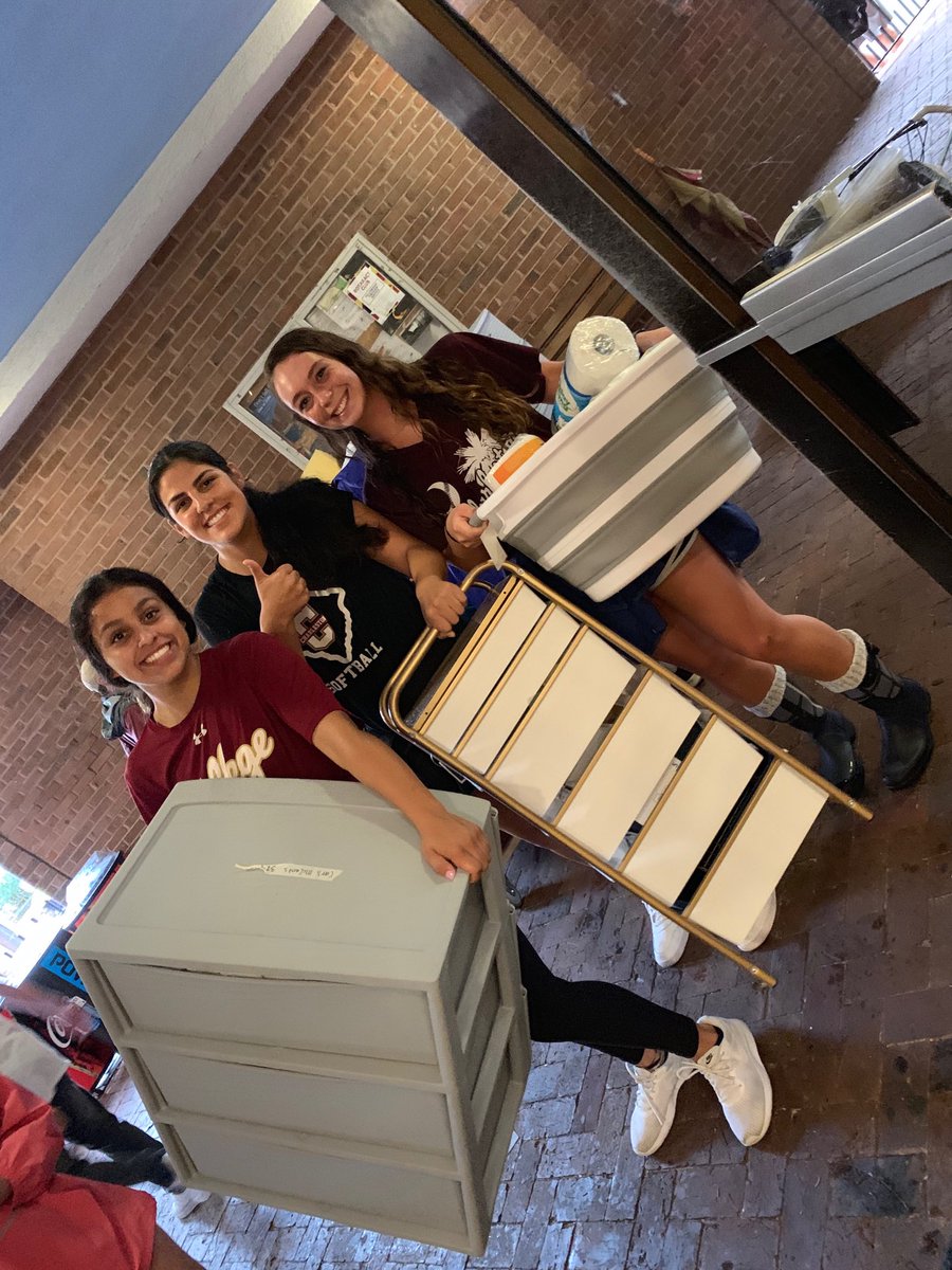CofCSoftball's tweet image. Here’s the afternoon group helping CofC freshmen on Move In Day! #pawsup #prettypinkrainjacket #musclecrew @CofCSports @CofC