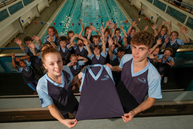SportsTalentLab's tweet photo. Swindon Amateur Swimming Club have received a funding boost from Anglian Home Improvements.

The club has been named as a winner of Anglian’s Support for Sport campaign and will now see their junior squad kitted out ahead of the new season #uksda https://t.co/nnyBDUaB6A