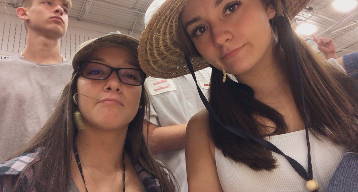 annikavanhuss's tweet photo. happy birthday lyss!! hope you have a great day :) so glad we’ve gotten closer this summer, love u 💓💓 @allyssanyard https://t.co/t2s2MRIBEM
