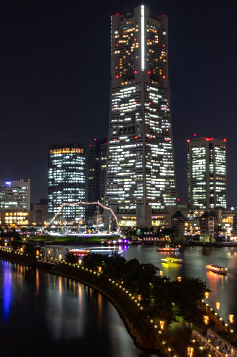 yuuyuula's tweet photo. 横浜夜景はどう撮ってもいいですね😊 船をアクセントに📸👍
#写真好きな人と繋がりたい
#写真撮ってる人と繋がりたい
#CANON
#eos6dmarkii
#ef2470f28liiusm
#TAMRON
#SP70-200F2.8DiVCUSD
#横浜
#みなとみらい
#ナビオス横浜
#夜景
#帆船日本丸
#比較明合成
#myyokohama https://t.co/4dm6jFhmrY