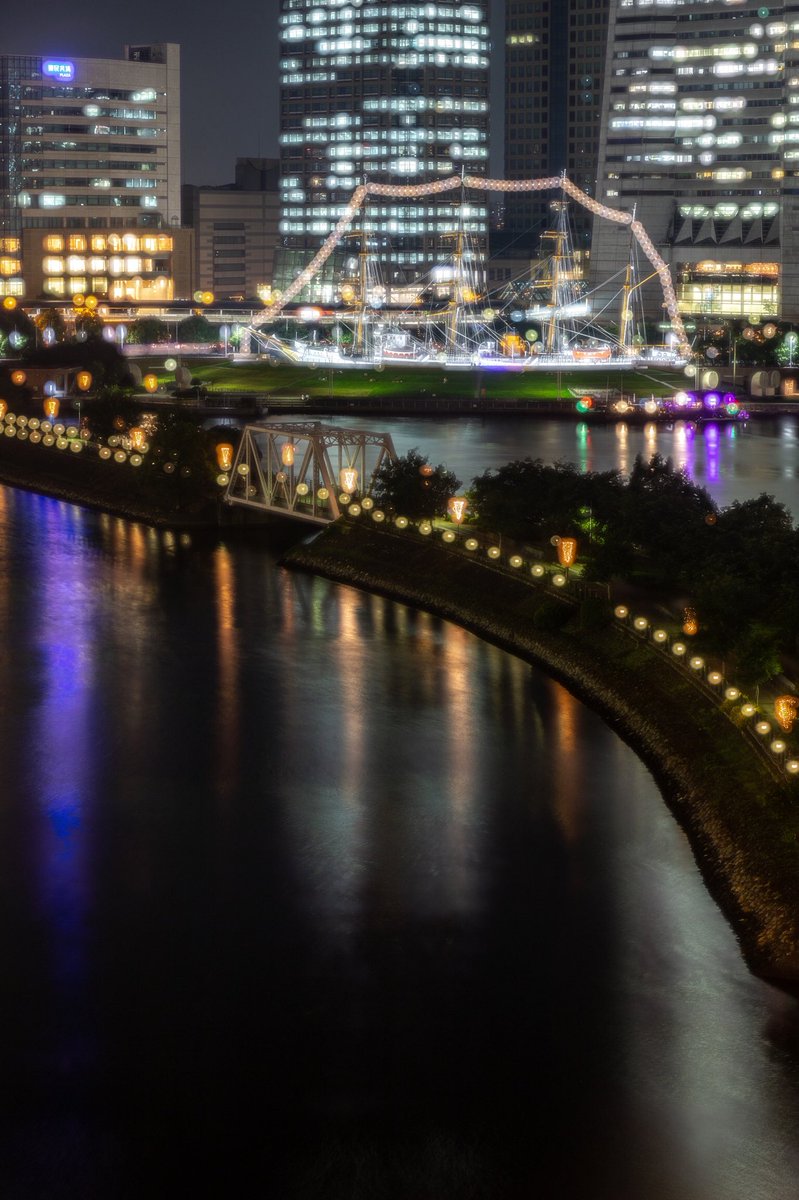 yuuyuula's tweet photo. 横浜夜景はどう撮ってもいいですね😊 船をアクセントに📸👍
#写真好きな人と繋がりたい
#写真撮ってる人と繋がりたい
#CANON
#eos6dmarkii
#ef2470f28liiusm
#TAMRON
#SP70-200F2.8DiVCUSD
#横浜
#みなとみらい
#ナビオス横浜
#夜景
#帆船日本丸
#比較明合成
#myyokohama https://t.co/4dm6jFhmrY