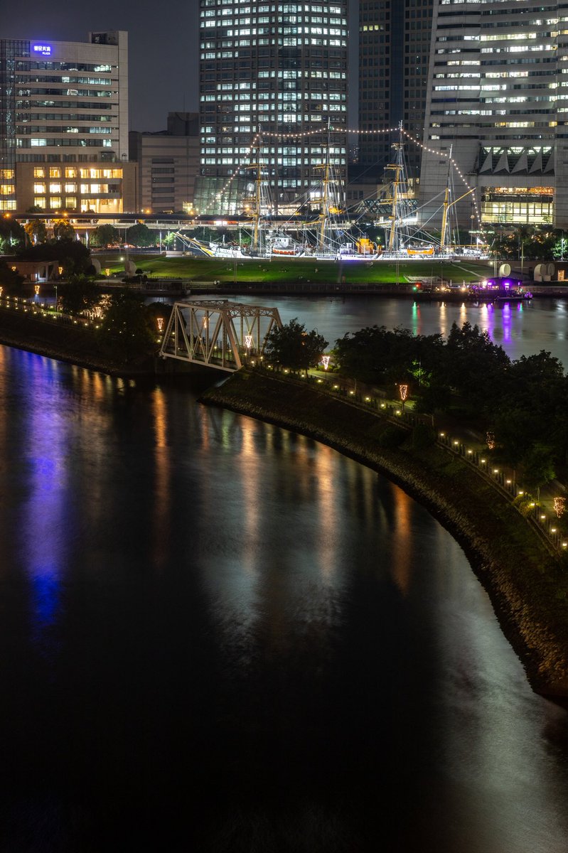 yuuyuula's tweet photo. 横浜夜景はどう撮ってもいいですね😊 船をアクセントに📸👍
#写真好きな人と繋がりたい
#写真撮ってる人と繋がりたい
#CANON
#eos6dmarkii
#ef2470f28liiusm
#TAMRON
#SP70-200F2.8DiVCUSD
#横浜
#みなとみらい
#ナビオス横浜
#夜景
#帆船日本丸
#比較明合成
#myyokohama https://t.co/4dm6jFhmrY