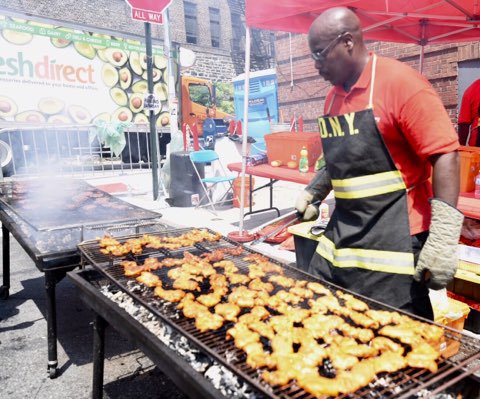 FDNY's tweet photo. Lunch is served! Join us at the #FDNY Block Party at #Engine48 and #Ladder56 at 2417 Webster Ave#Bronx until 4 pm. See a full list of Summer Block Party dates + locations at https://t.co/knqexVdQef https://t.co/MdR1ojsJvc
