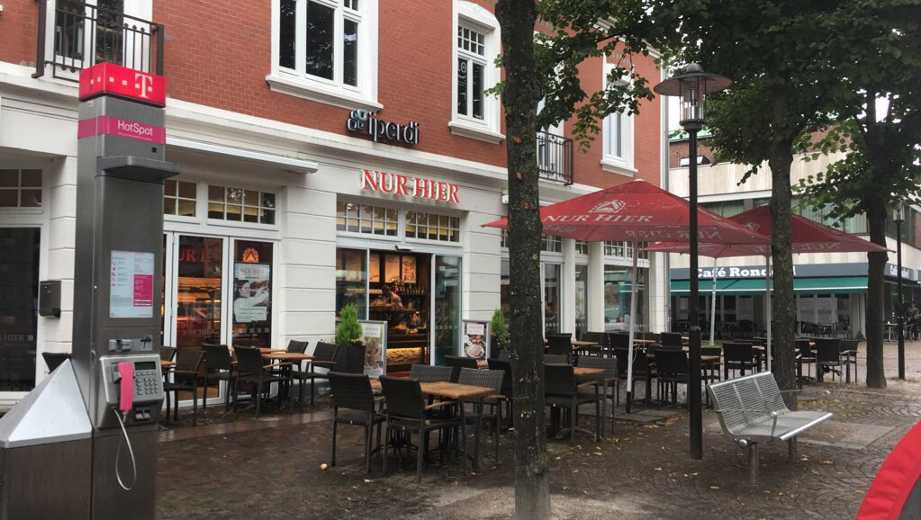 5 nach 6 beim Bäcker, junger Verkäufer schmeißt Ware in den Müll. Ich: Verkaufst du mir noch ein Brötchen? Er: ne, Abrechnung schon fertig. Ich: schenkst du mir eins, du schmeißt die doch eh weg? Er: ne, das müsste ich ja aufschreiben. NOT #nachhaltig😬 #FridaysForFuture #Umwelt