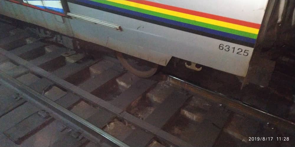 rcamachovzla's tweet photo. Descarrilamiento de tren Metro de Caracas estación Los Dos Caminos sent Propatria. Heridos leves trasladados al Hospital Domingo Luciani y a Salud Chacao. @paramedicosmtt, bomberos y Protección Civil en el sitio https://t.co/CBbhoBH8XZ